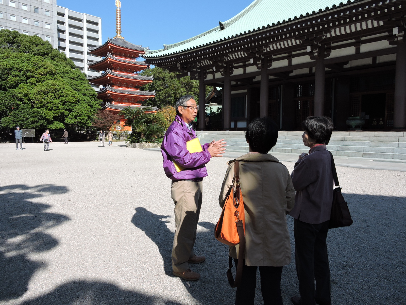 東長寺で現地ガイドを行っている写真1