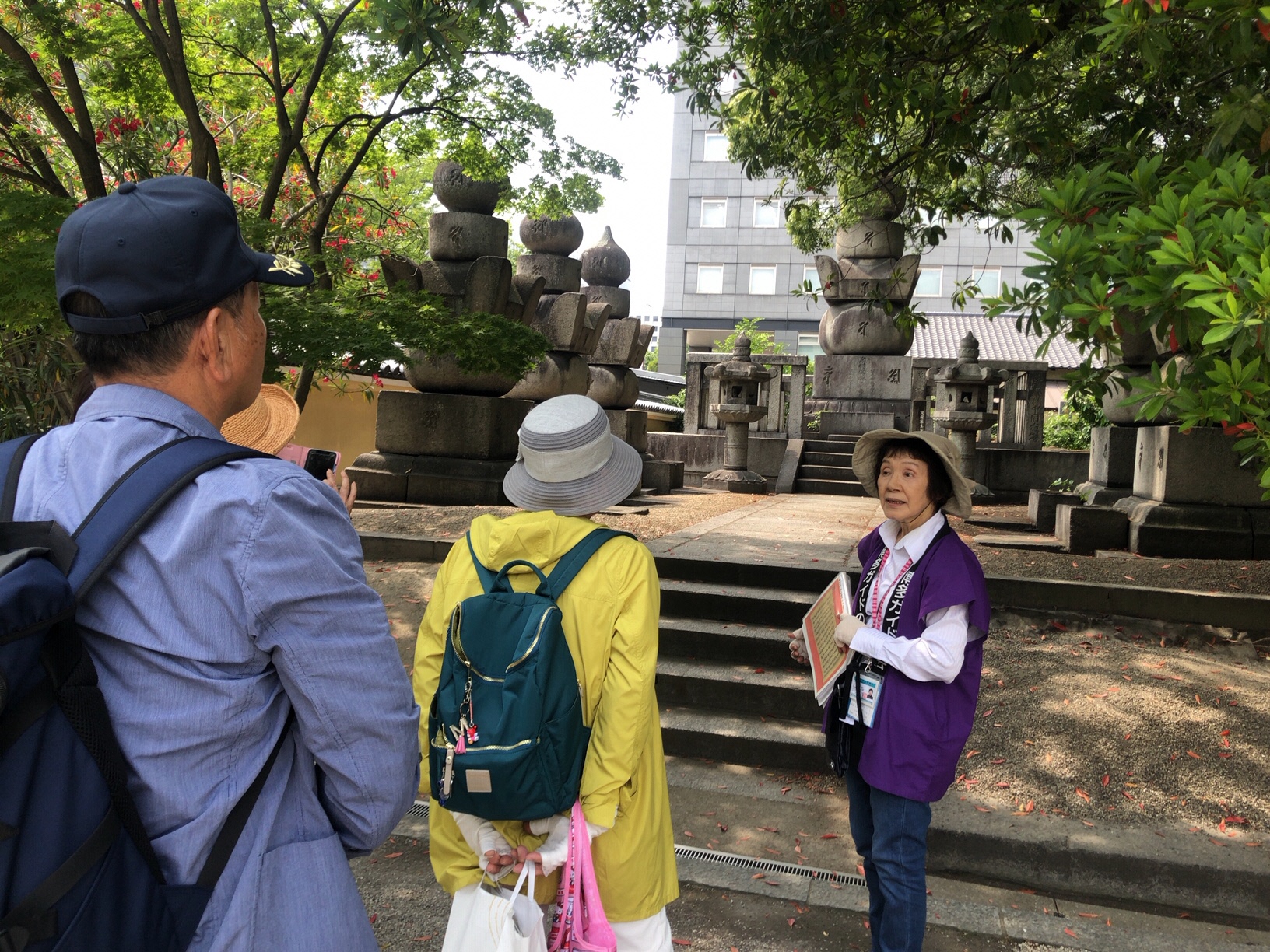 東長寺にて現地ガイドを行っている写真2