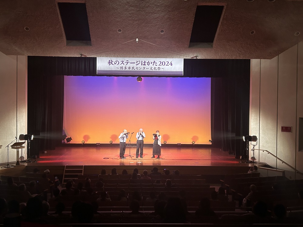 ハーモニカ演奏を披露する様子