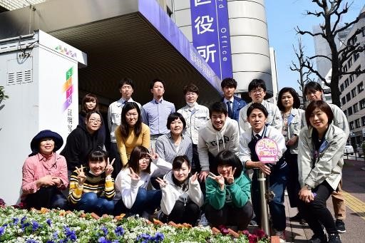 大原保育医療福祉専門学校の皆さんと区職員の集合写真