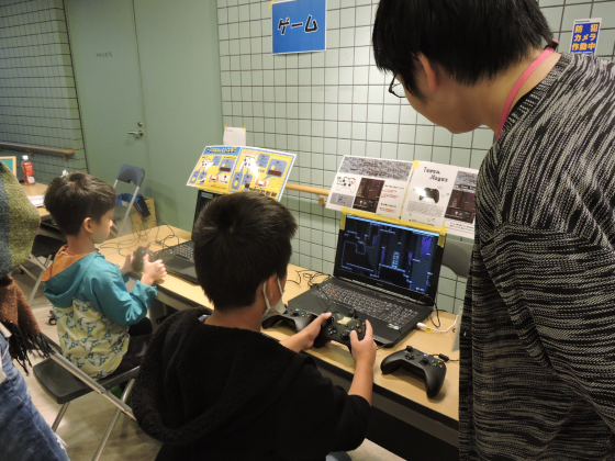 子どもがパソコンゲームを体験している写真