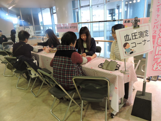 高齢者が血圧測定を受けている写真