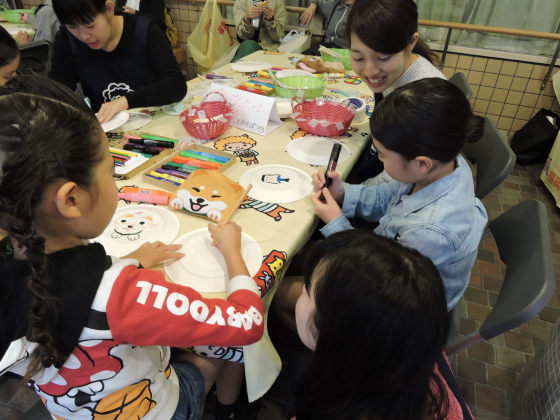 子どもが紙皿に絵を描いて、でんでんだいこを作っている写真