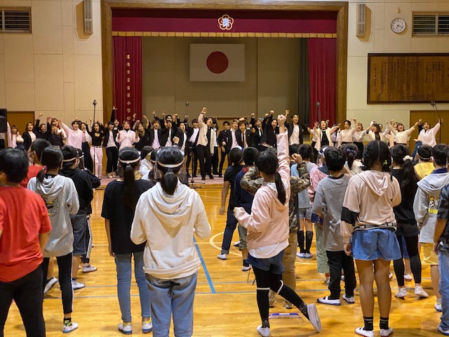 音楽を専攻している学生が、体育館でゴスペルを披露している写真