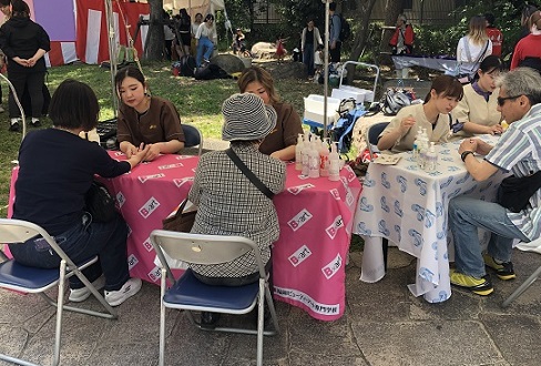 大人の参加者がハンドマッサージを受けている写真