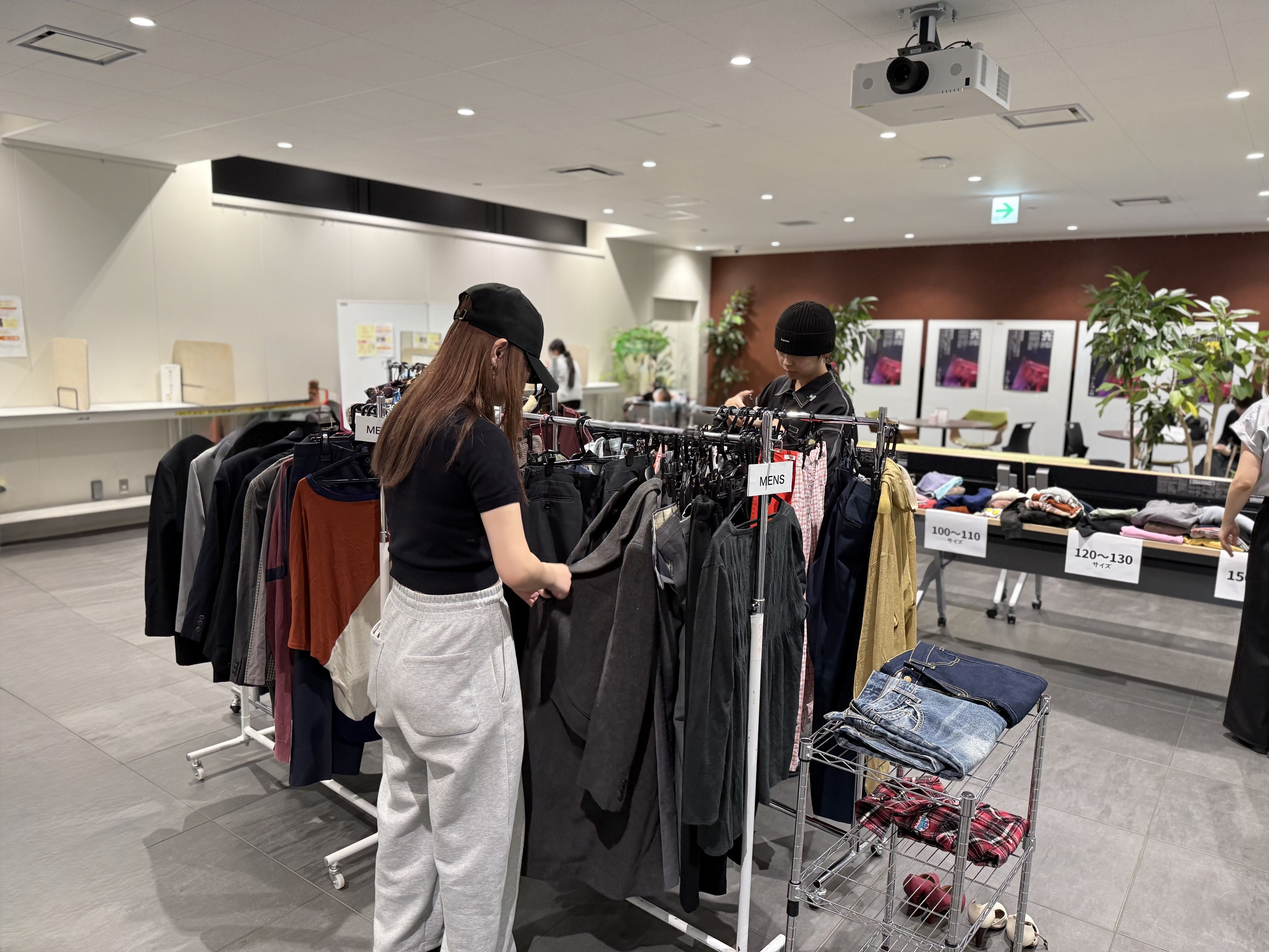 服の交換会会場