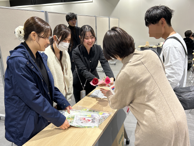 真剣に似顔絵に取り組む学生と、夫婦の写真