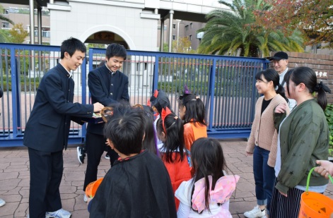 子どもが学生と一緒に近隣企業を回っている写真