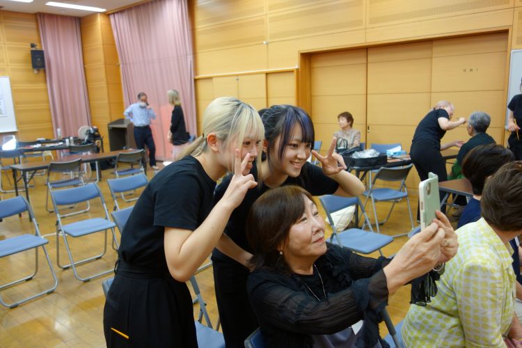 学生と自撮りをする参加者
