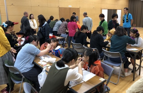 専門学生が子どもたちにメイクをしている写真