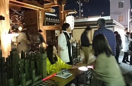 寺社の入口で入場整理をしている写真