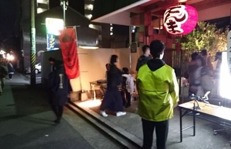会場外でお客様を誘導している写真