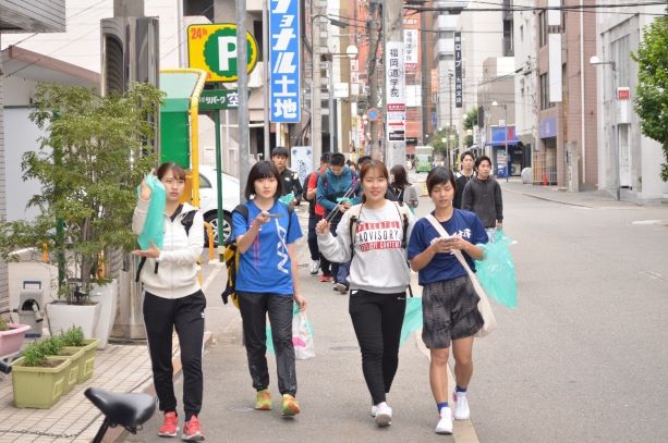 学生が学校周辺や博多駅までの通学路の清掃活動を行っている写真