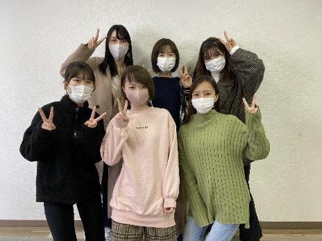 ６人の学生がポーズを決めた集合写真