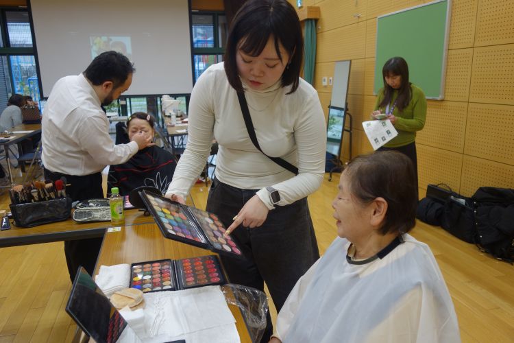 メイクの相談をする参加者と学生の様子