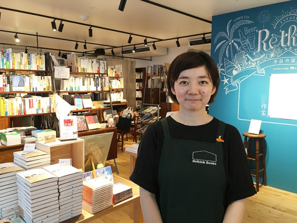 “新福岡市民”として「Rethink Books」の運営にあたる店長の西山さん