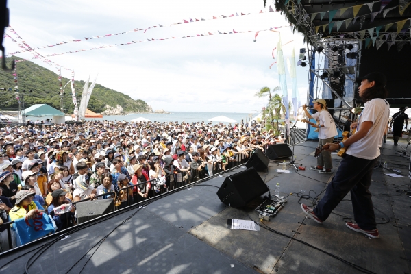 ビーチステージの右手は海。潮風を感じながらのライブは、これぞnever young beach!