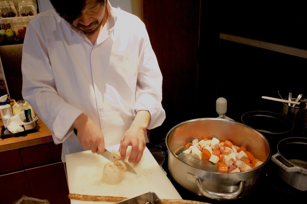調理中の松嶋さん。具材を大きめに切って鍋に入れていく。