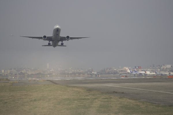 福岡空港から離陸する飛行機