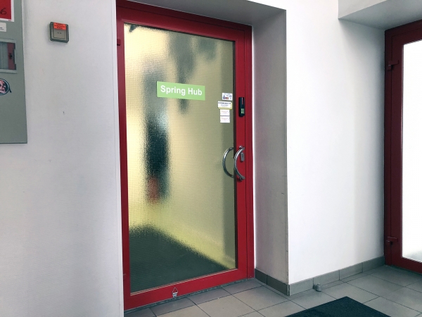 コワーキングスペース「Spring Hub」の入り口。赤く縁どられたドアが特徴です。