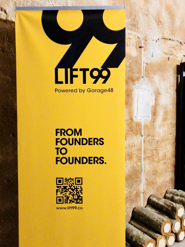 コワーキングスペース「LIFT99」。黄色い看板は目立ちますね。