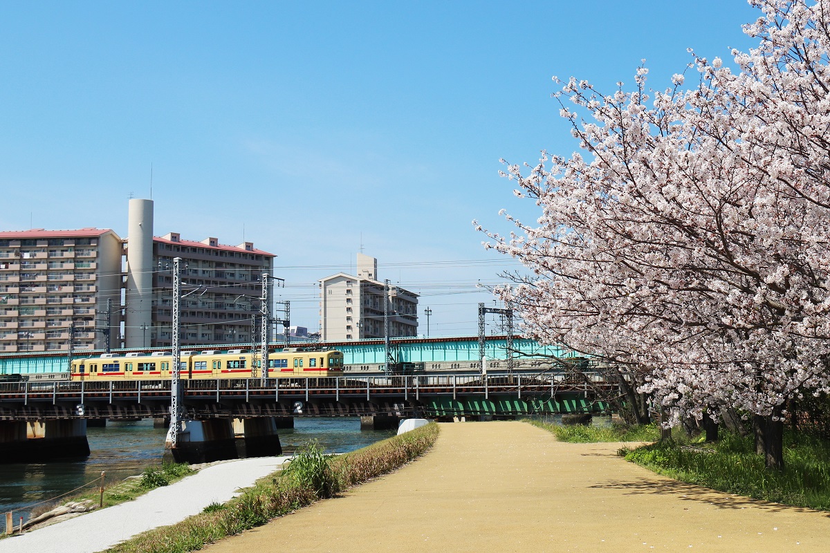 多々良川の橋を渡る西鉄貝塚線の電車