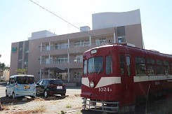 みつみ介護老人保健施設と電車の写真