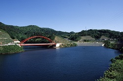 長谷ダムの赤い橋
