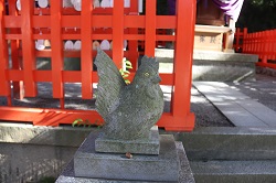 ニワトリを祭っています