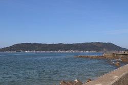 小岳後ろに広がる海