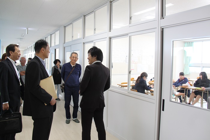 サロンを見学する写真
