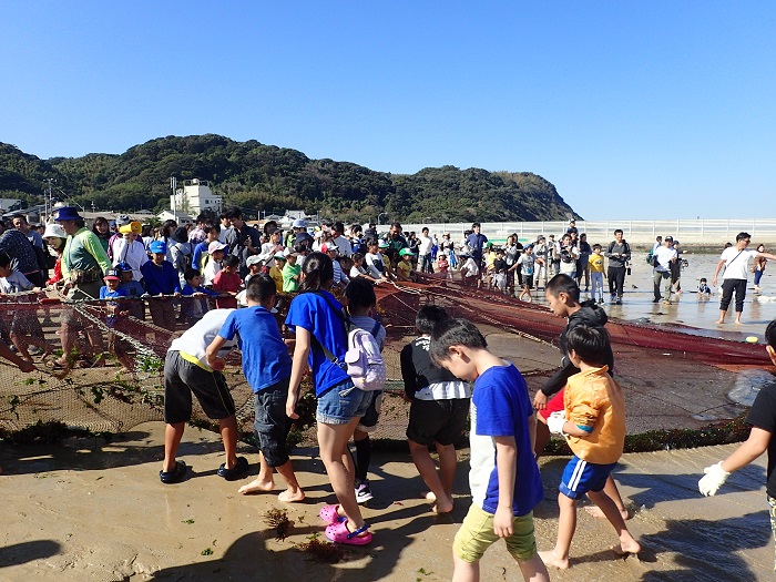 金印まつりの地引網の写真