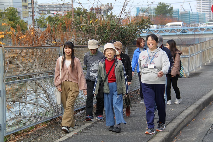 会話をしながら楽しく歩いている写真