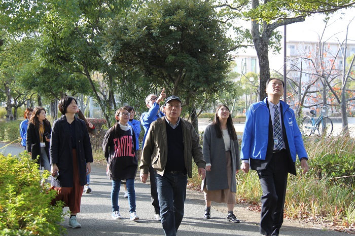 沿道の木々や街並みを見ながら歩く一同
