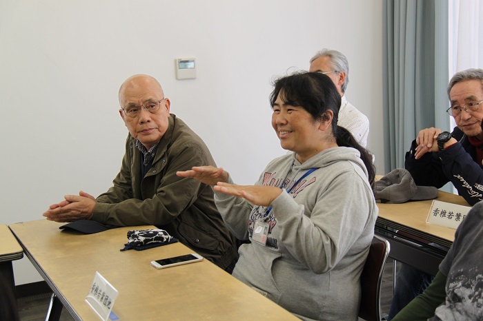 和やかな雰囲気のなかで意見交換する様子