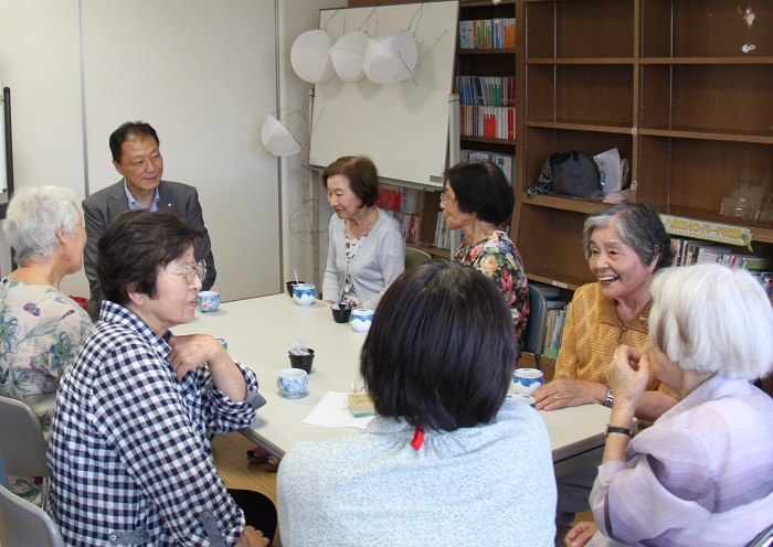 茶話会での区長と参加者