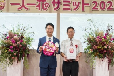 高島市長と並んだ香椎駅前西公園愛護会様の写真