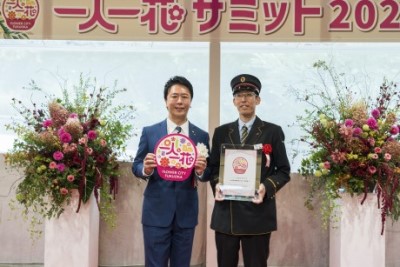 高島市長と並んだ九州旅客鉄道株式会社香椎駅様の写真