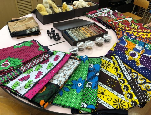 カラフルな布「カンガ」の写真