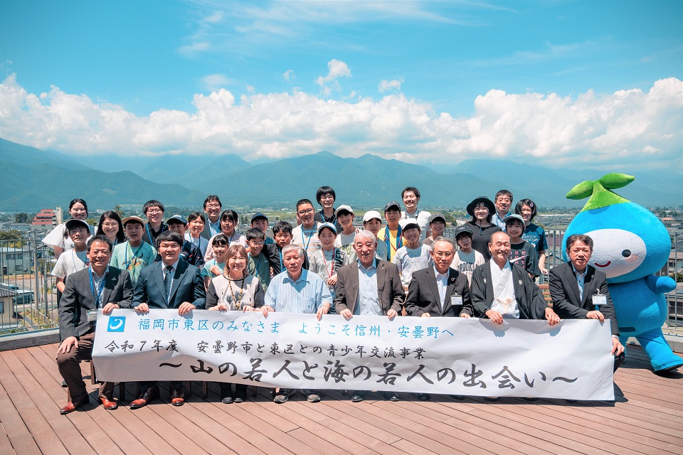 画像：安曇野市役所で集合写真