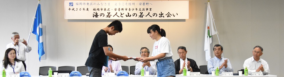 画像：交流の開会式でのプレゼント交換