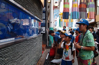 画像：川端商店街の見学
