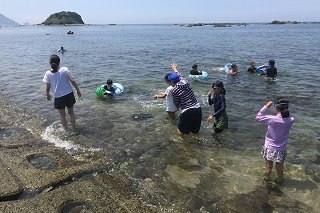 画像：勝馬海水浴場で遊ぶ様子