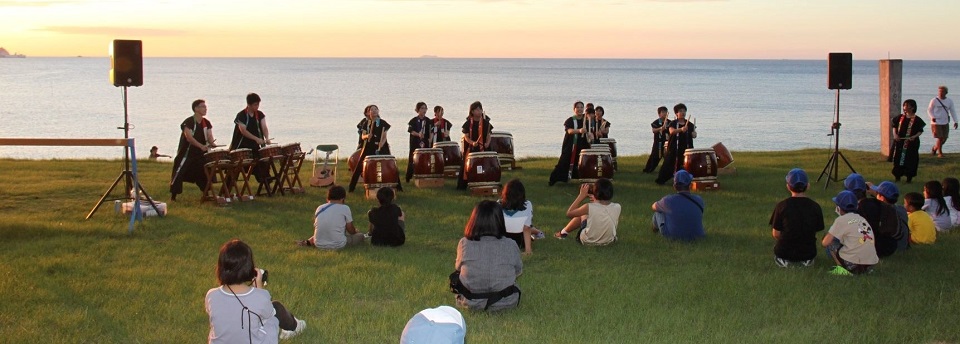 金印太鼓による夕焼けライブのようす
