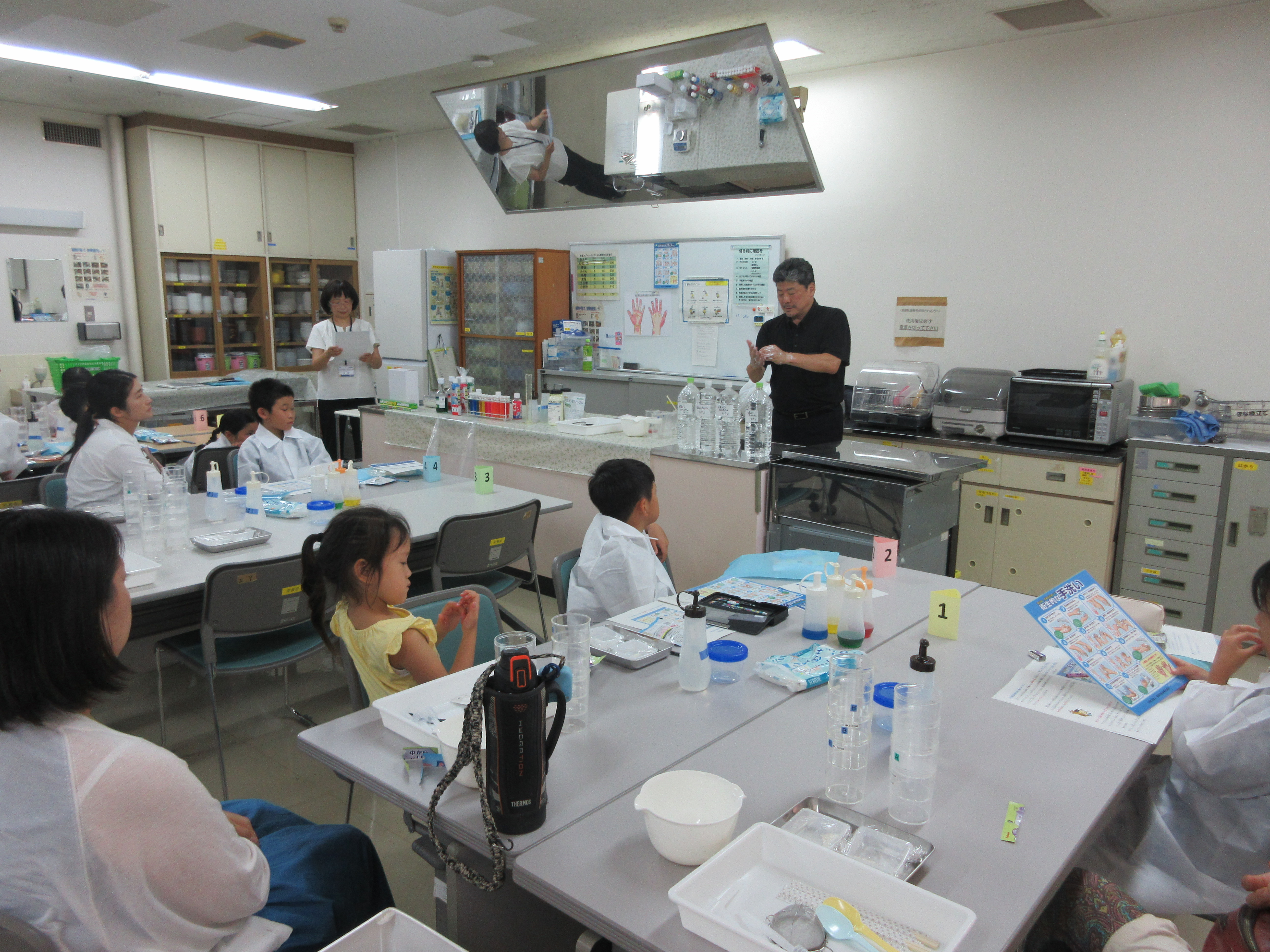 手洗いについて学ぶ様子1