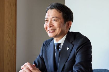 藤林社長がインタビューを受ける様子