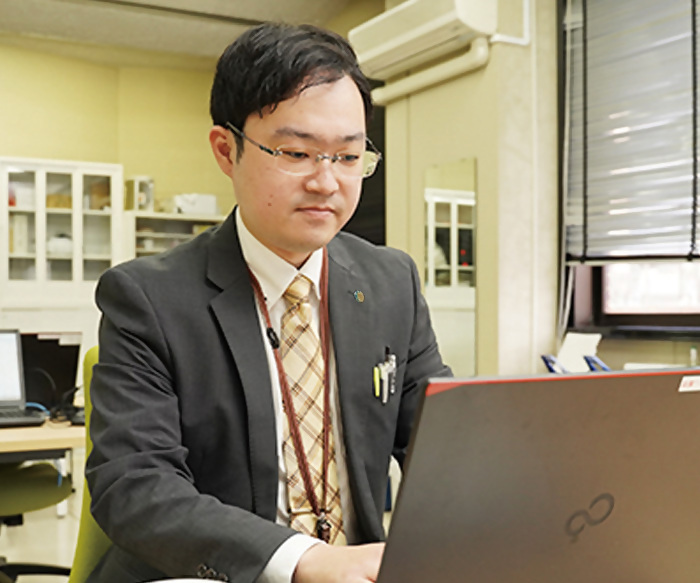 写真）学校事務　釜田（その1）