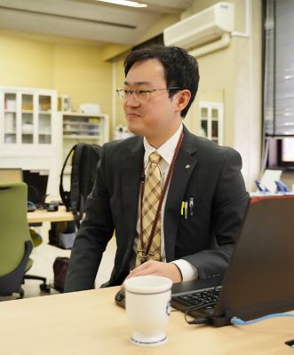 写真）学校事務　釜田（その2）