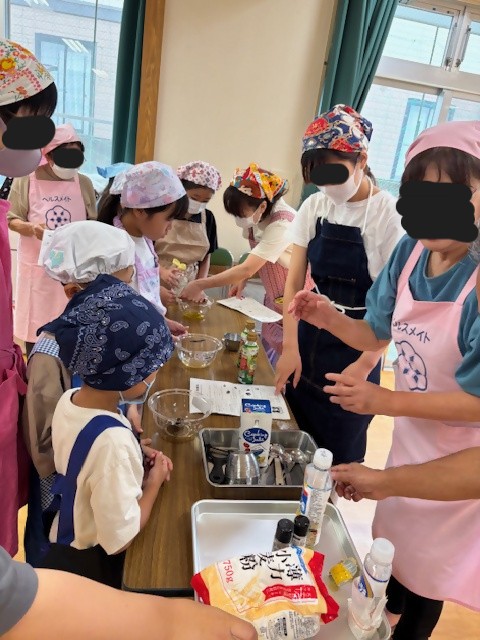 親子料理教室の様子の写真