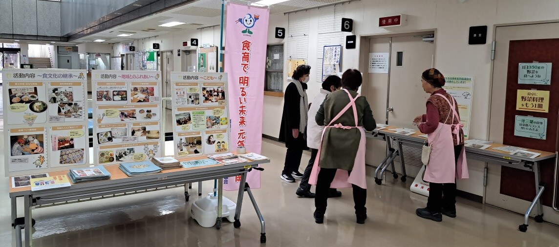 食育講演会参加者への啓発の様子の写真